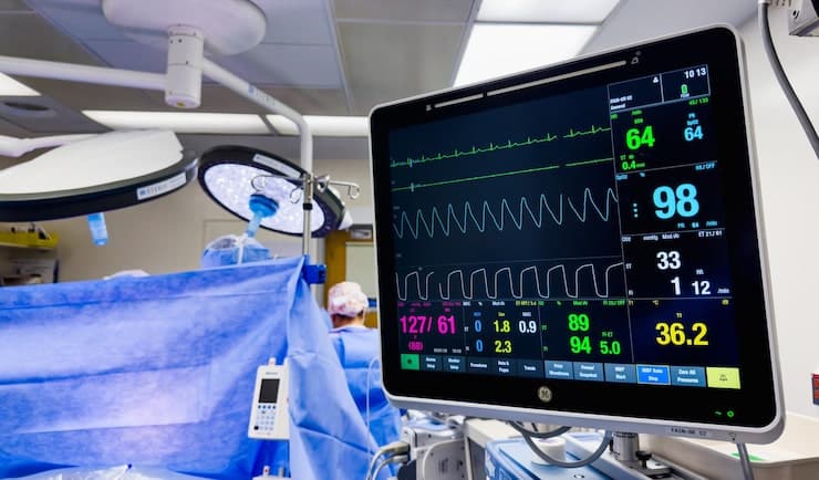 cardiac monitoring machine showing ECG waveform in Pakistan